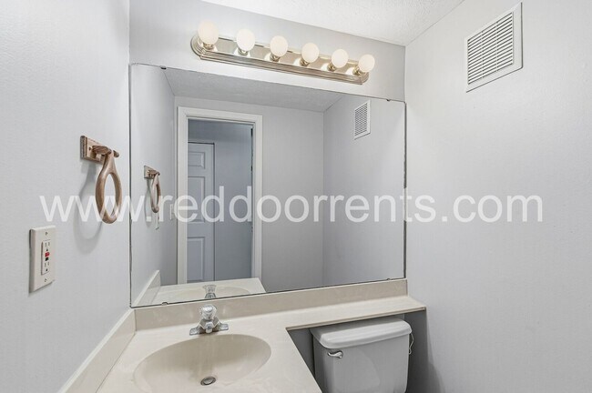 Foto del edificio - Coming Soon! - Bright 3-Bed Colonial in Desirable Indianapolis Neighborhood