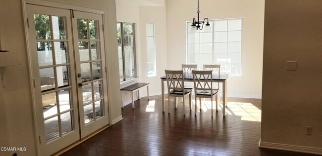Foto del edificio - 3075 E Hillcrest Dr