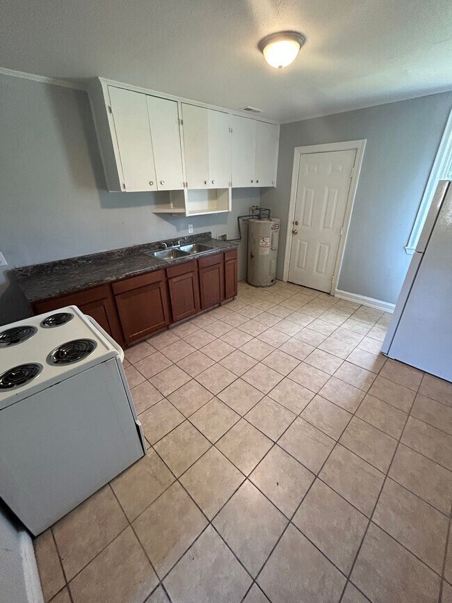 Building Photo - 636 A