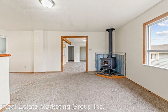 Foto del edificio - 3 br, 2 bath House - 219 Mossyrock Ave