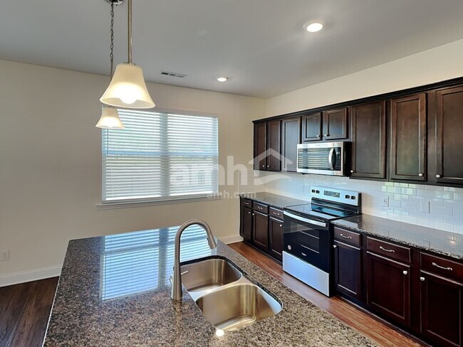 Foto del edificio - 4005 Birchfield Pl