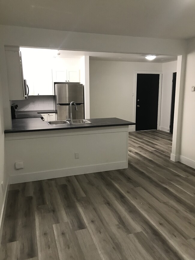 Building Photo - Fully Renovated Unit Available Now!