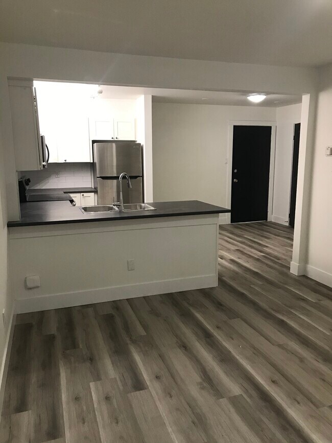 Photo du bâtiment - Fully Renovated Unit Available Now!
