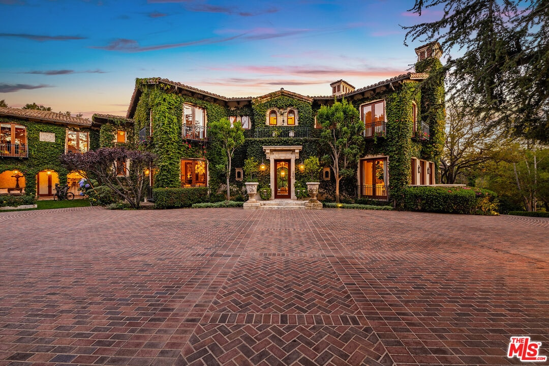 Primary Photo - 1550 Amalfi Dr