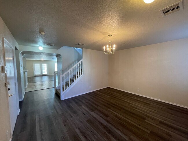 Foto del edificio - BEAUTIFUL 4 BR W/ MASTER DOWN*HARDWOOD FLOORING IN DINING/ENTRY, LIVING ROOM, MASTER BR AND MASTE...