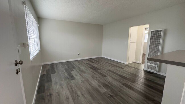 Foto del edificio - MOVE IN SPECIAL*$500 OFF 2ND MONTHS RENT*SPACIOUS 2 BEDROOM 1 BATH UPSTAIRS WITH 1 SHARED PARKING...