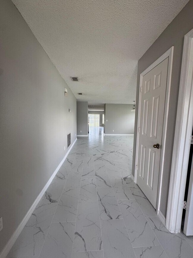 Foto del edificio - Spacious 4 bedroom house in Waterford Chase