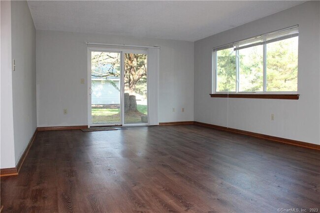 Foto del edificio - 102 Hilltop Dr