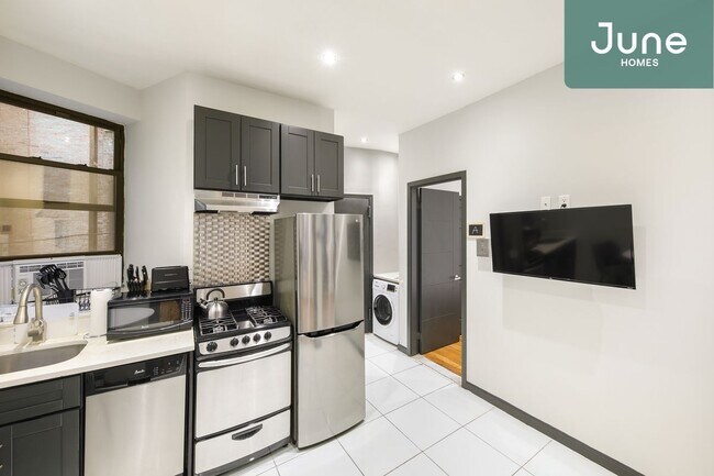 Foto del edificio - ROOM ONLY in 3-bed/1.0-bath Home