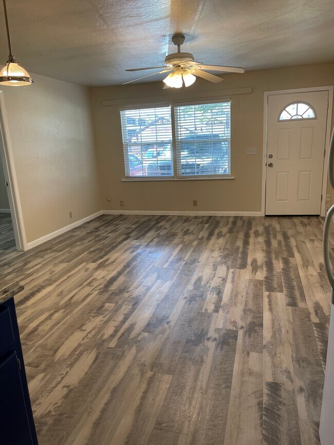 Sala de estar - 819 E Lindsey St