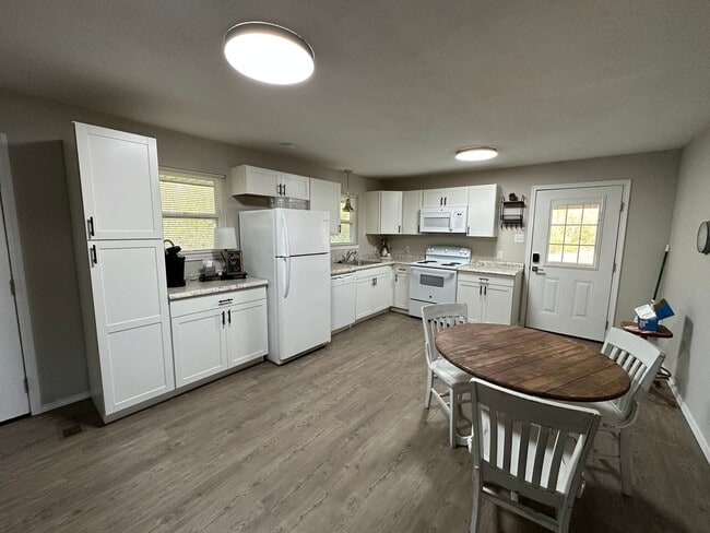 Foto del edificio - Welcome to this charming 2-bedroom, 1-bathroom home located in the heart of Dover, AR.