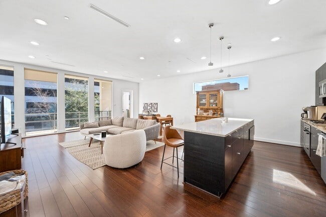 Building Photo - 3302 Lake St