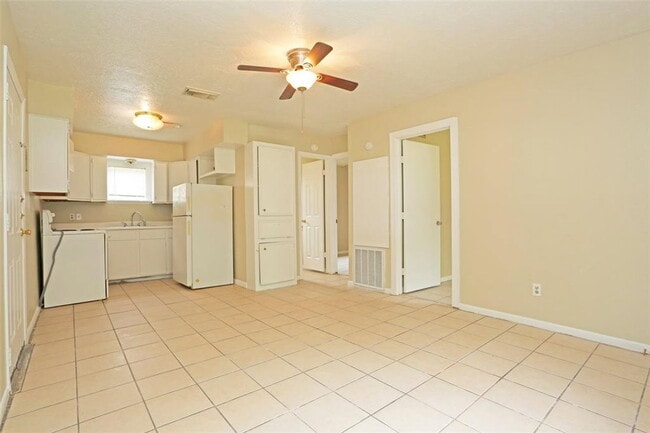 Building Photo - 2460 W Shane St