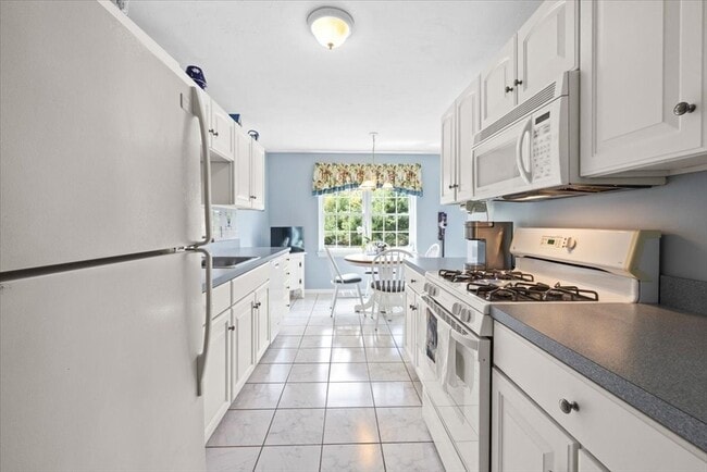 Building Photo - 822 Thayer St