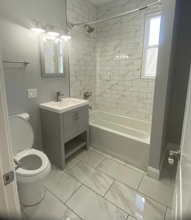 Stunning Modern HUGE floor plan Newly renovated. New kitchen features new 42in cabinets, White Subwa - 9357 S Burnside Ave