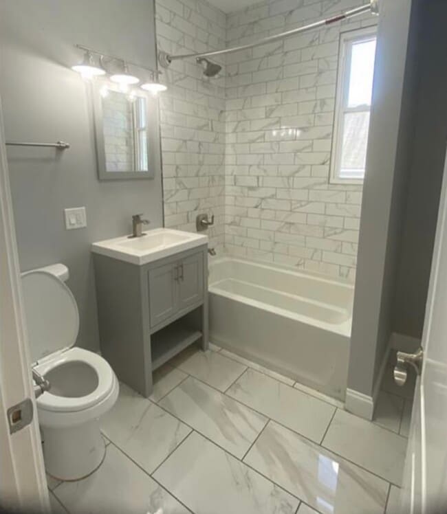 Stunning Modern HUGE floor plan Newly renovated. New kitchen features new 42in cabinets, White Subwa - 9357 S Burnside Ave