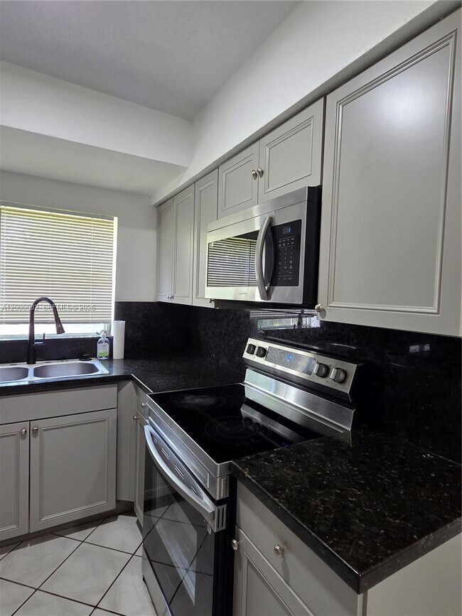 Foto del edificio - 400 NE 142nd St