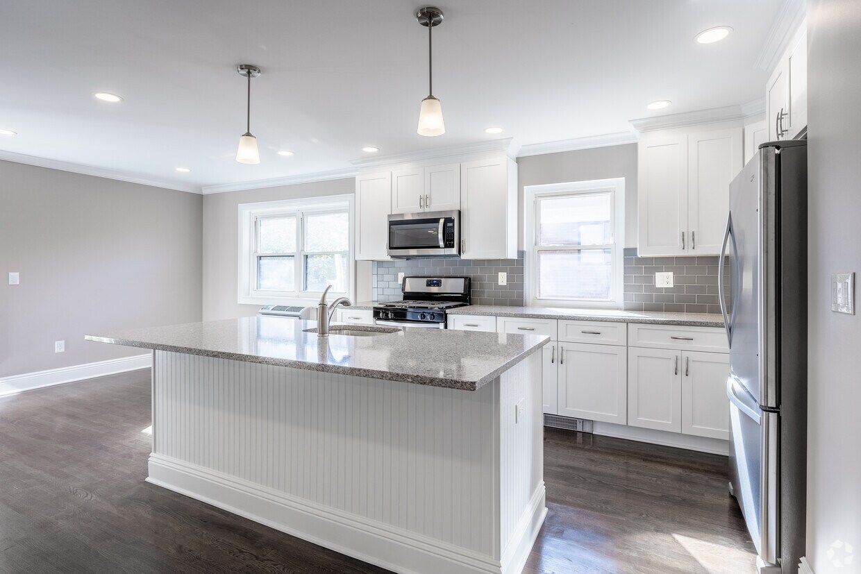 Foto principal - The Linden Apartments: In-Unit Washer & Dryer, Heat and Hot Water Included, Cat & Dog Friendly, a...