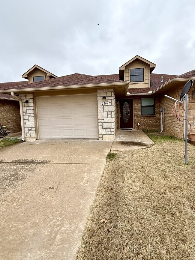 Building Photo - 2204 Lakeview Dr