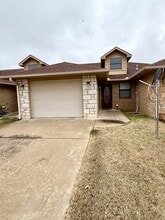 Building Photo - 2204 Lakeview Dr