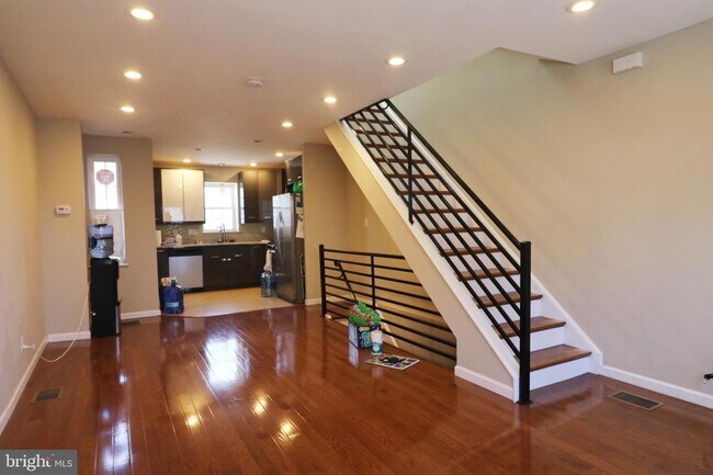 Building Photo - 2453 S Lee St