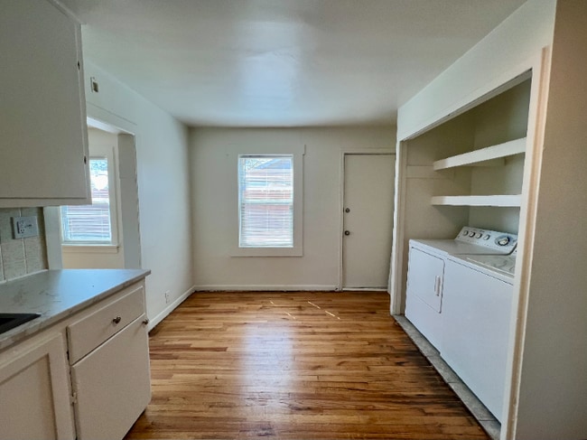 Foto del edificio - Updated Two Bedroom with Private Yard!