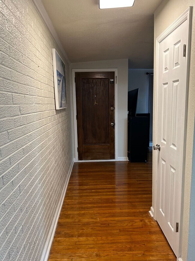 Building Photo - 4BR/3BA located close to Sacred Heart Hosp...