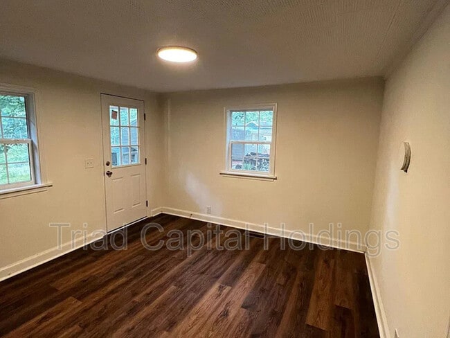 Building Photo - 4145B Lexwin Ave