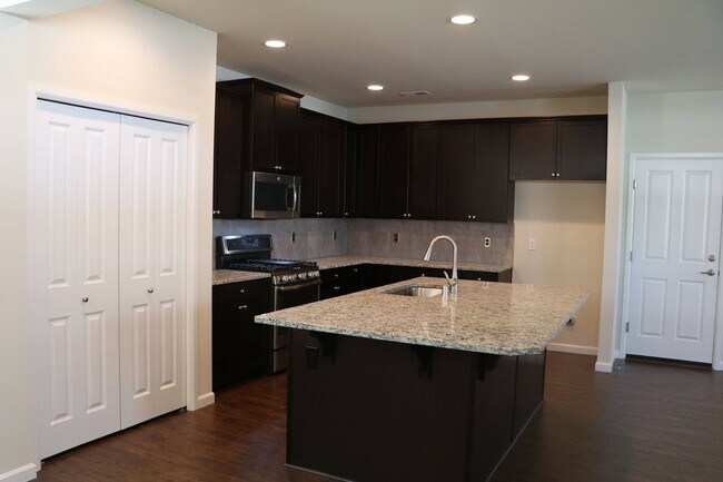 Foto del edificio - Beautiful Downtown Puyallup Corner Lot