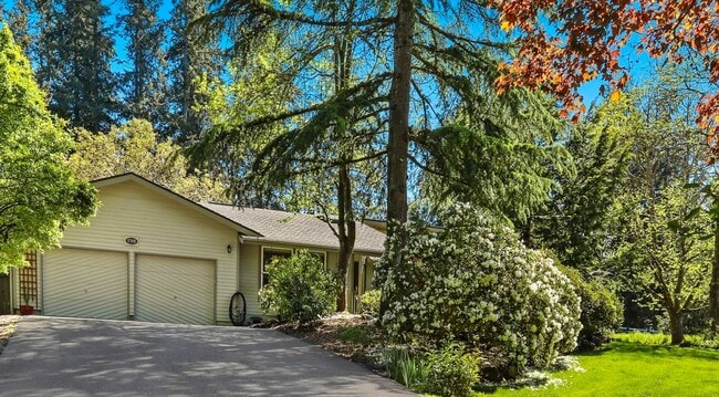 Building Photo - Beautiful Home 3 Bedroom, 2 Bath + Den on ...