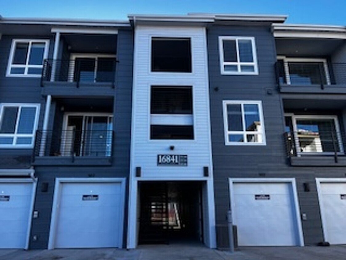 3 Bed/2.0 Bath Condo, 1226 sq ft, 16841 As... Condo for Rent in