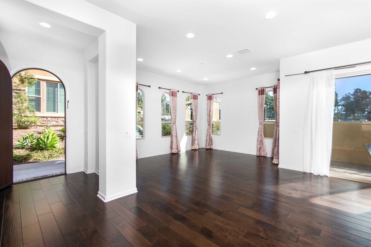 Primary Photo - 121 Primrose Dr