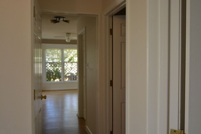 Foto del edificio - Beautiful townhouse with lakeside views, c...