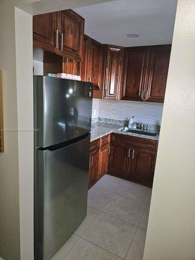 Foto del edificio - 8301 Sands Point Blvd