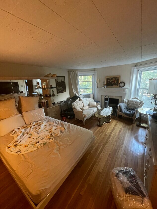 Primary Photo - 1057 Beacon St