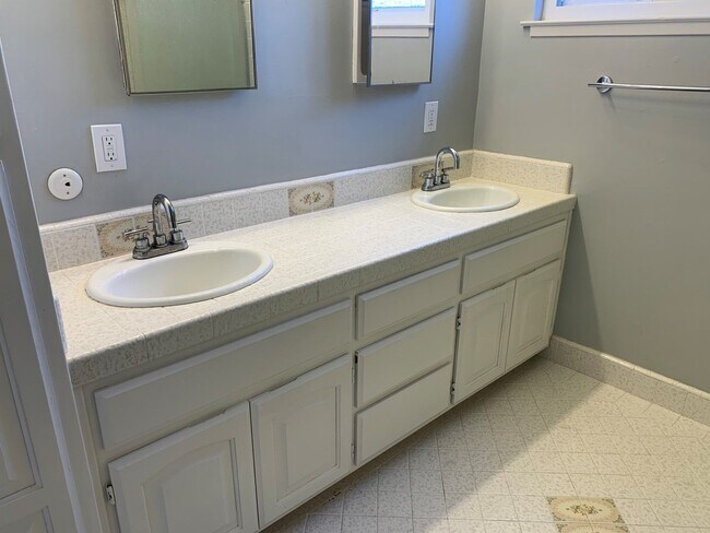 Foto del edificio - Spacious 4 Bedroom 2 Bath Santa Clara Home...