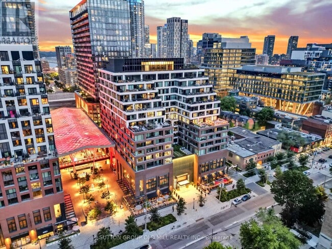 Building Photo - 455 Wellington St W