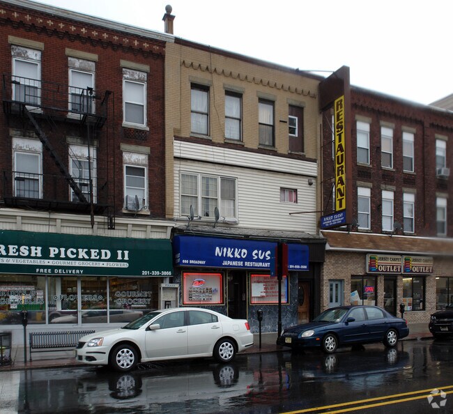 Building Photo - 698 Broadway