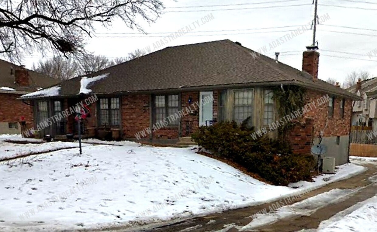 Primary Photo - Amazing South KCMO Duplex in Raytown Schoo...