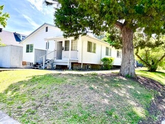 Building Photo - 706 M Ave