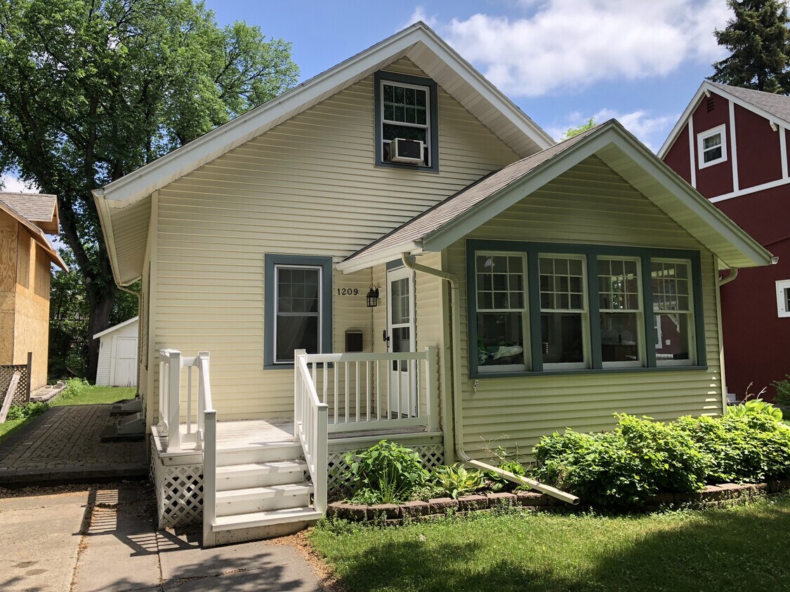 Primary Photo - 3 Bedroom/2 Bathroom Single Family House f...