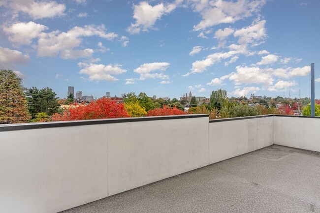 Building Photo - 3 Bd / 2.5 Ba Seattle Townhome