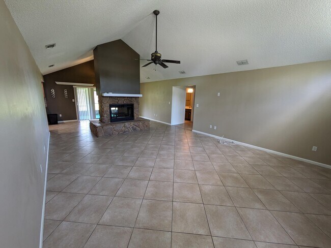 Foto del edificio - 4635 Longbow Dr