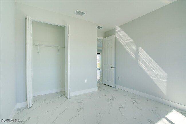 Foto del edificio - 2431 Tropicana Parkway W