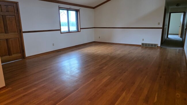 Large living room with wood floor - 620 East St S