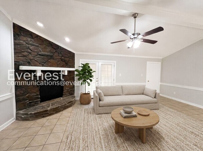 Building Photo - 3 Bed, 2 Bath Home with Fenced Yard / Pet-Friendly / Coming Soon!
