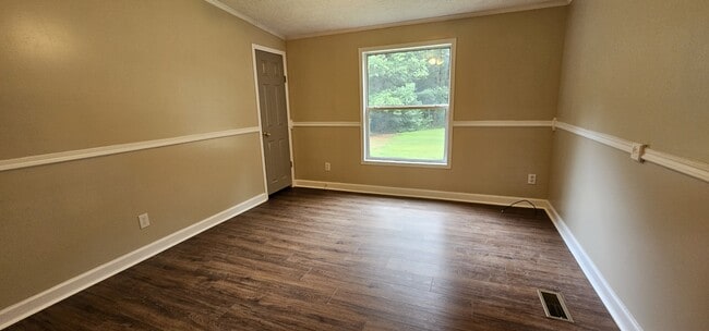 Foto del edificio - 651 E Sanders Rd