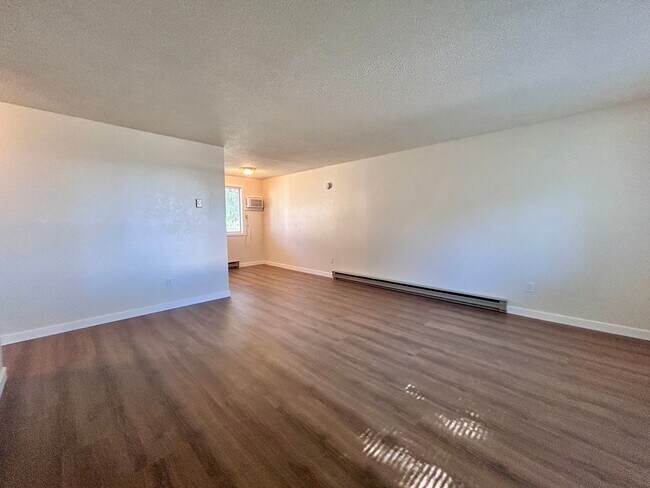 Foto del edificio - Ground-Level 1 Bedroom with Private Yard, A/C & In-Unit Laundry