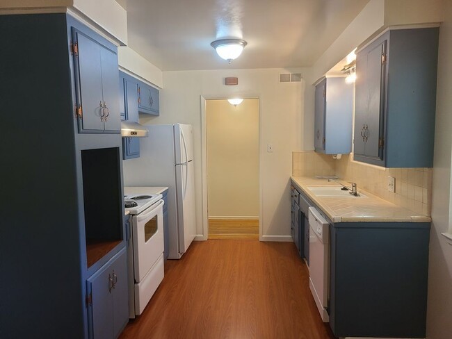 Building Photo - 7084 Wilshire Cir