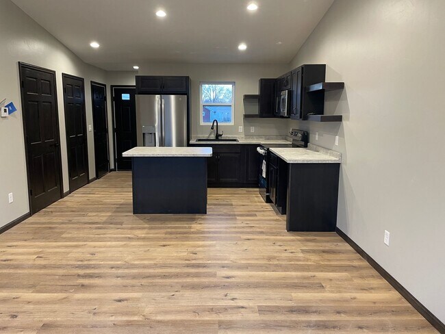 Foto del edificio - Charming Open Layout, Garage. PETS WELCOME